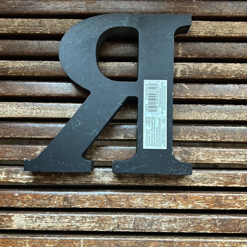 NWT “R” decor - Picture 2 of 3